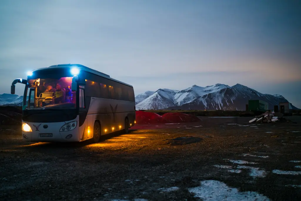 unsplash_6mcVaoGNz1w_bus.webp